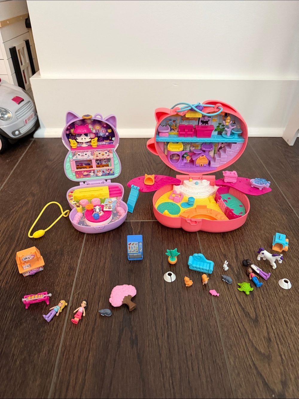 Polly Pocket Cats-Restaurant and pet store. Compact Mini play sets Case